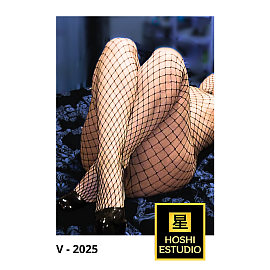 Foto de piernas de pin up con medias de rejilla y fondo azul